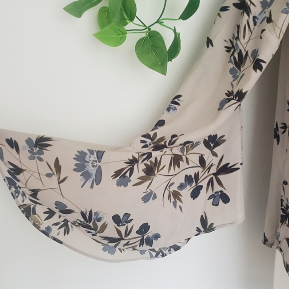 💜Vince Camuto Floral Bell Sleeve Blouse Taupe Career Top XS💜 - Picture 3 of 11